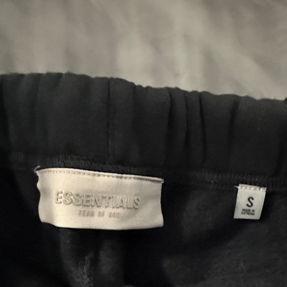 FEAR OF GOD ESSENTIALS SWEATSHORT IN BLACK - S - Picture 5 of 9